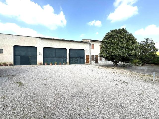 Rustici e casali in vendita di 413 m²