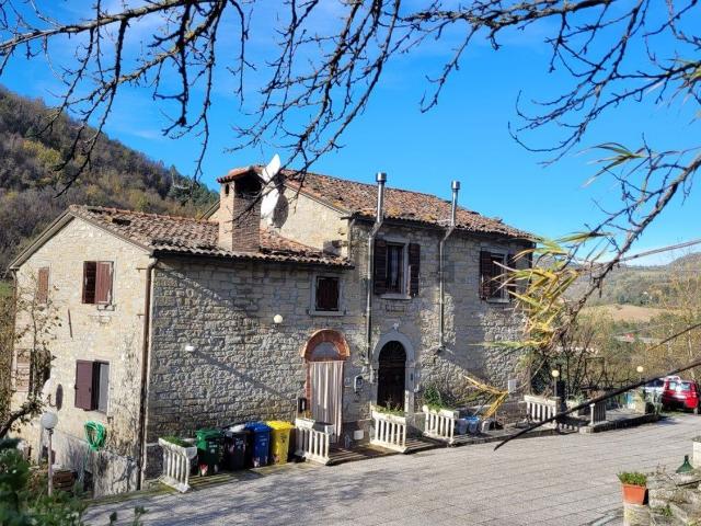 Rustici e casali in vendita di 424 m² in Via Colombarina Girone, 37
