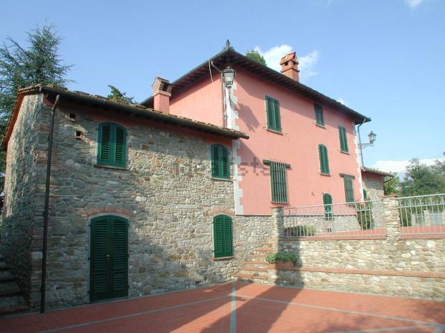 Rustici e casali in vendita di 425 m² in Via del Turlaccio