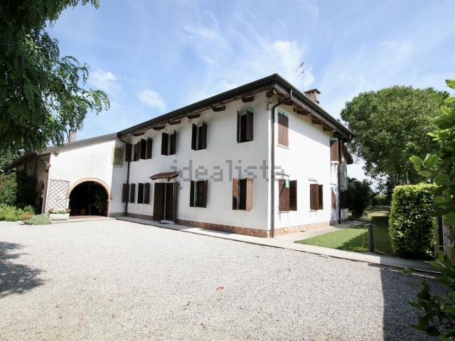 Rustici e casali in vendita di 429 m² in Via Traghetto, 12