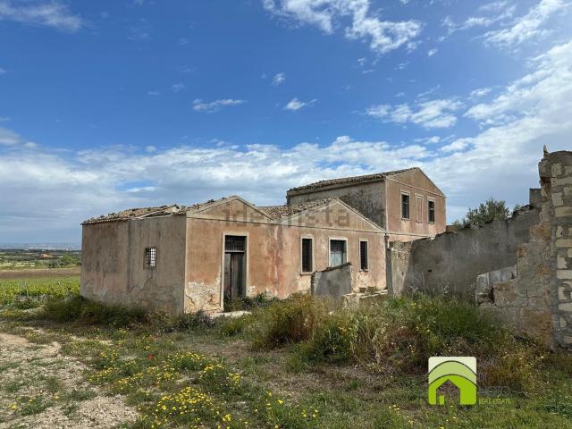 Rustici e casali in vendita di 420 m² in Contrada Maccari