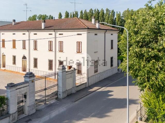 Rustici e casali in vendita di 420 m² in Via della Repubblica, 79