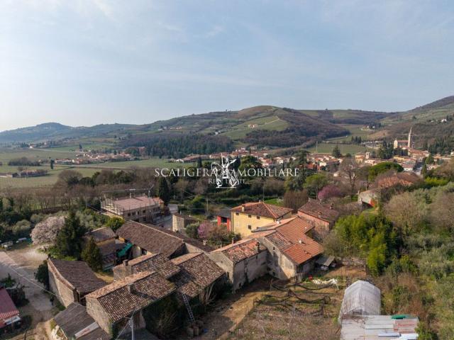 Rustici e casali in vendita di 421 m² in Via Casale Farinati
