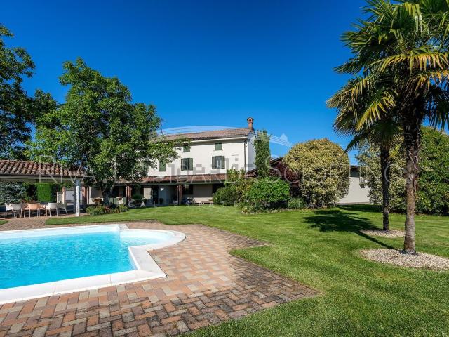 Rustici e casali in vendita di 434 m²