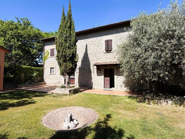 Rustici e casali in vendita di 435 m² in Strada Pian del Cerro