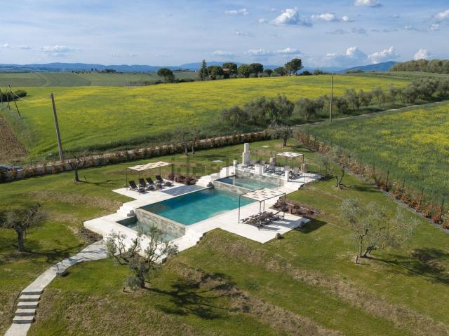 Rustici e casali in vendita di 435 m² in Via Di Manzano