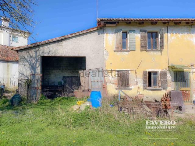 Rustici e casali in vendita di 435 m² in Via Redipuglia, 2