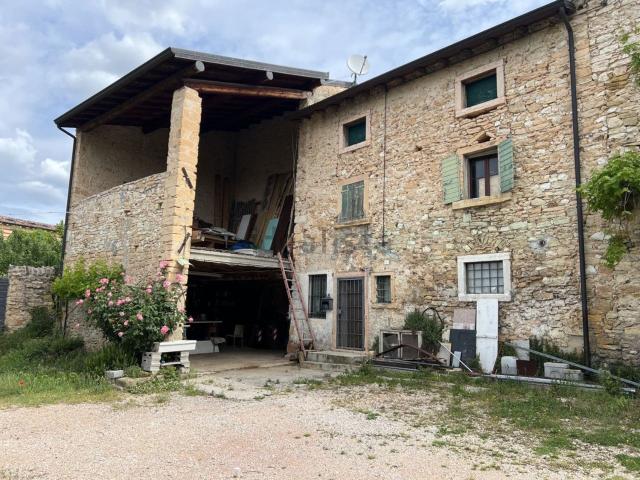 Rustici e casali in vendita di 430 m² in Via Cortivi, 3