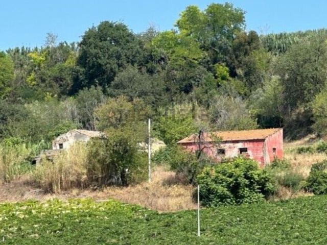 Rustici e casali in vendita di 430 m² in Via Tiboni