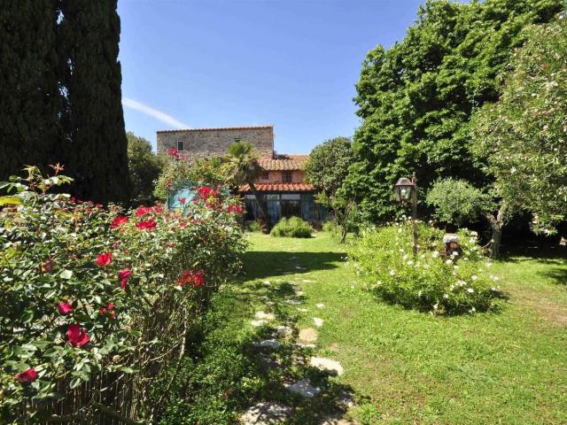 Rustici e casali in vendita di 448 m²