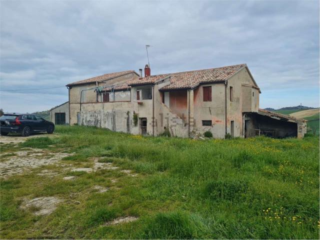 Rustici e casali in vendita di 440 m²