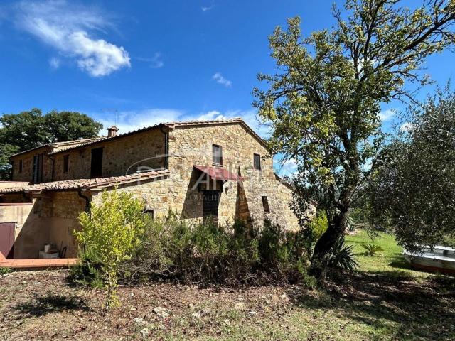 Rustici e casali in vendita di 440 m²