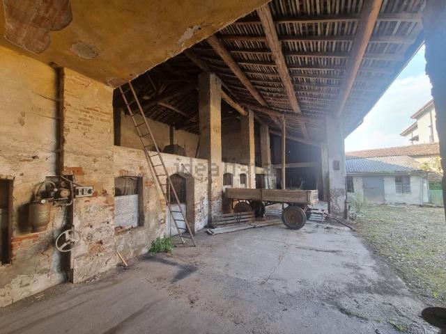 Rustici e casali in vendita di 440 m² in Via martiri della libertà
