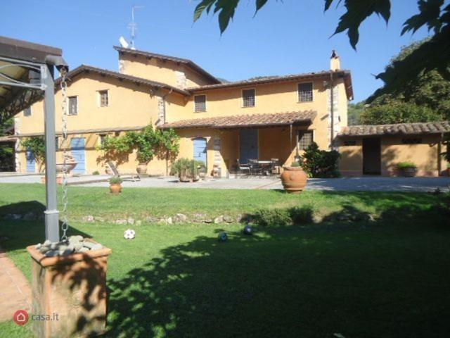 Rustici e casali in vendita di 440 m² in Via Valdicastello Carducci