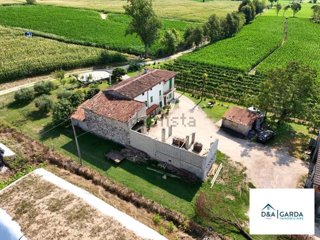 Rustici e casali in vendita di 455 m² in Strada Pozzolengo
