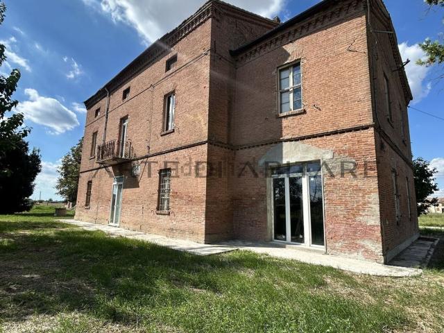 Rustici e casali in vendita di 455 m² in Piazza del Popolo, 26