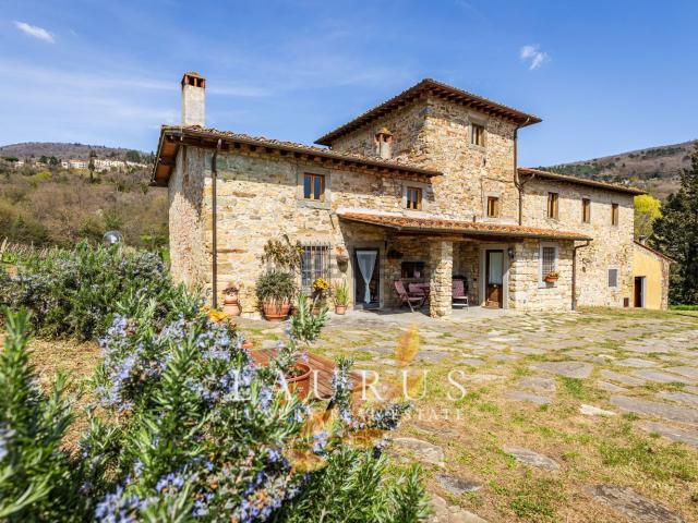 Rustici e casali in vendita di 456 m² in Via Santa Brigida