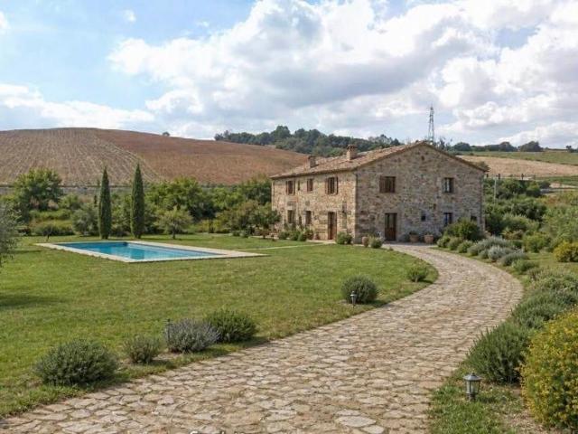 Rustici e casali in vendita di 450 m²