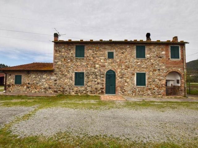 Rustici e casali in vendita di 450 m²