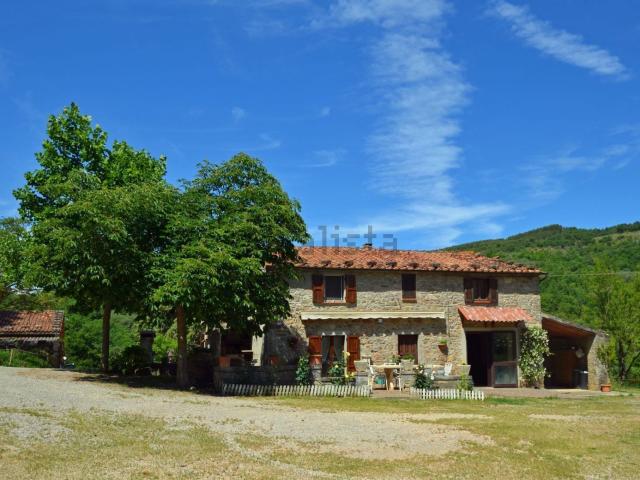 Rustici e casali in vendita di 450 m²