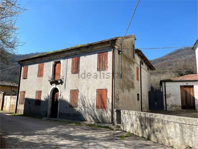 Rustici e casali in vendita di 450 m²