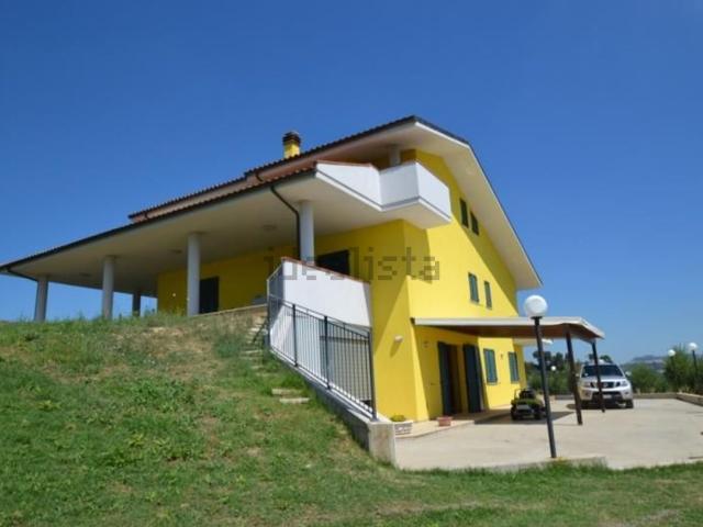 Rustici e casali in vendita di 450 m²