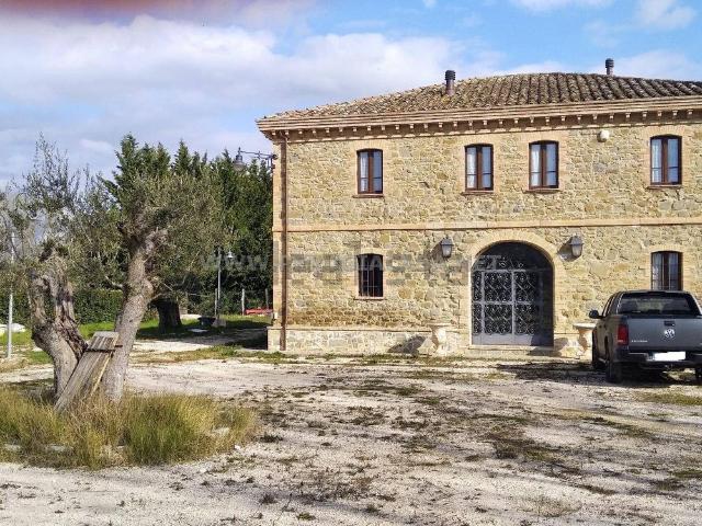 Rustici e casali in vendita di 450 m²