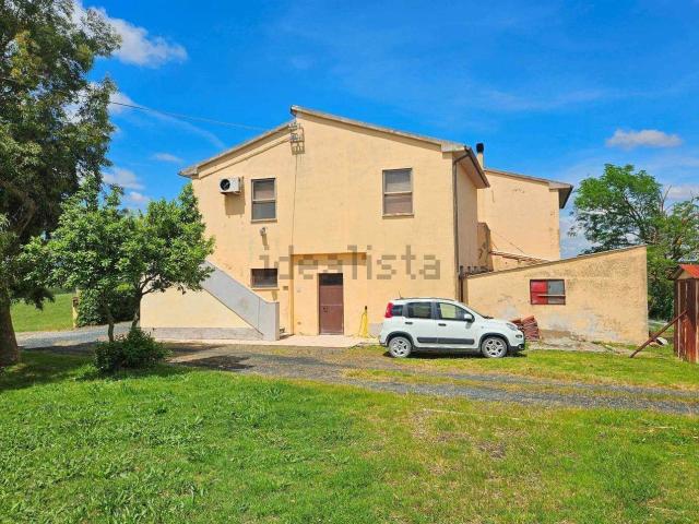 Rustici e casali in vendita di 450 m²