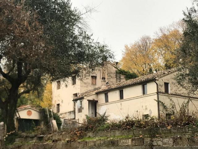 Rustici e casali in vendita di 450 m² in Contrada paterno, 68