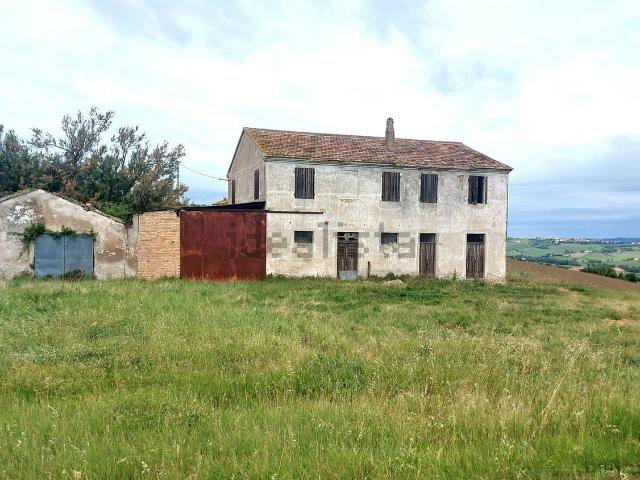 Rustici e casali in vendita di 450 m² in Strada Monte Bugaro, 19