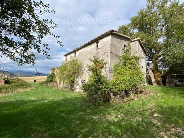 Rustici e casali in vendita di 450 m² in Strada Contessa