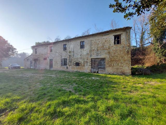 Rustici e casali in vendita di 450 m² in Strada della Pozzetta