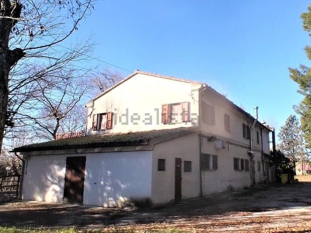 Rustici e casali in vendita di 450 m² in Strada di Montebianco