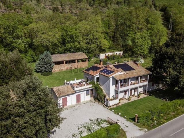 Rustici e casali in vendita di 450 m² in Strada Provinciale Perolla