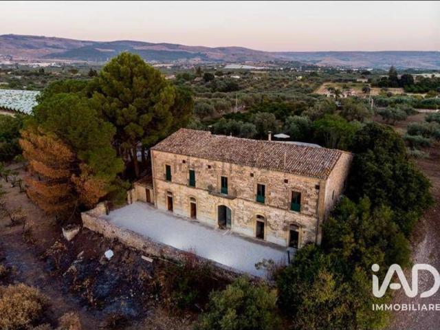 Rustici e casali in vendita di 450 m² in Strada Senza Nome