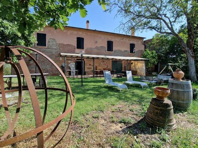 Rustici e casali in vendita di 450 m² in Via Bologna