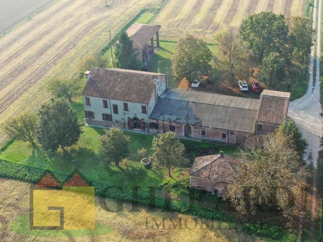Rustici e casali in vendita di 450 m² in Via Coronella