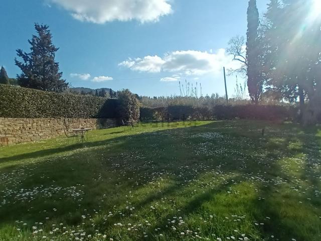 Rustici e casali in vendita di 450 m² in Via dei Bosconi