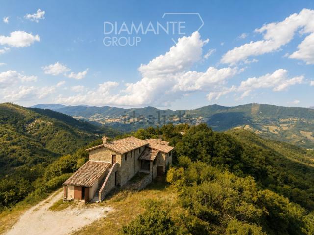 Rustici e casali in vendita di 450 m² in Via Federico da Montefeltro
