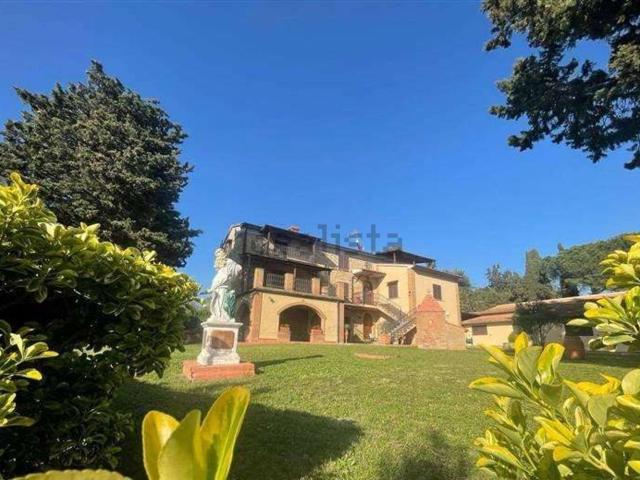 Rustici e casali in vendita di 450 m² in Via Roma