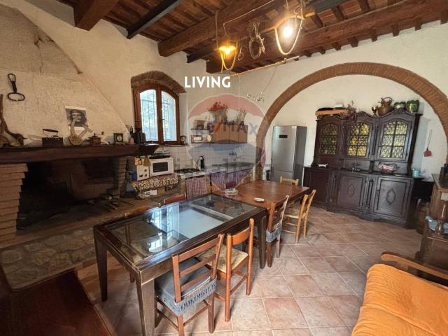 Rustici e casali in vendita di 450 m² in Via Sassoscritto