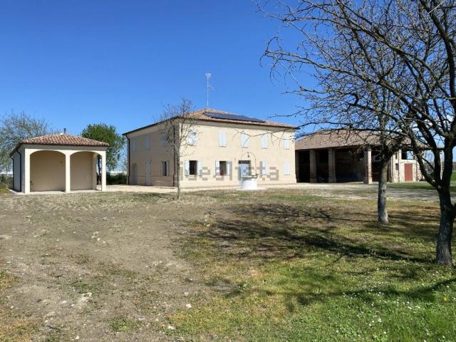 Rustici e casali in vendita di 450 m² in Via Traversi