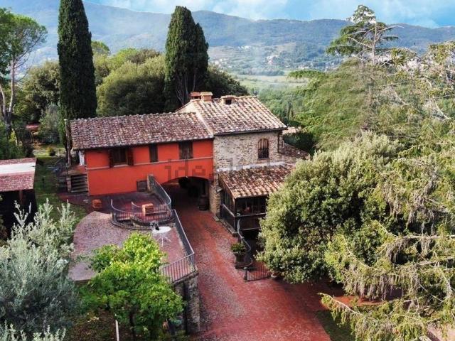 Rustici e casali in vendita di 450 m² in Viale Giotto