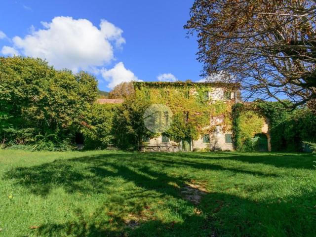 Rustici e casali in vendita di 451 m² in Via Monsignor Lonardi, 22