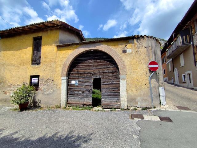 Rustici e casali in vendita di 451 m² in Via Rodone, 1