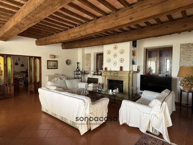 Rustici e casali in vendita di 453 m² in Via Divin Amore, 7