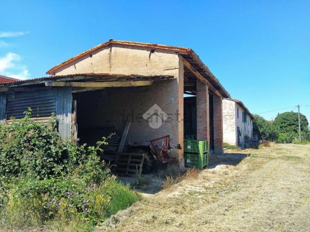Rustici e casali in vendita di 464 m² in Via Accarisi, 129