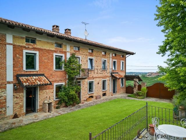 Rustici e casali in vendita di 469 m² in Strada San Siro, 26