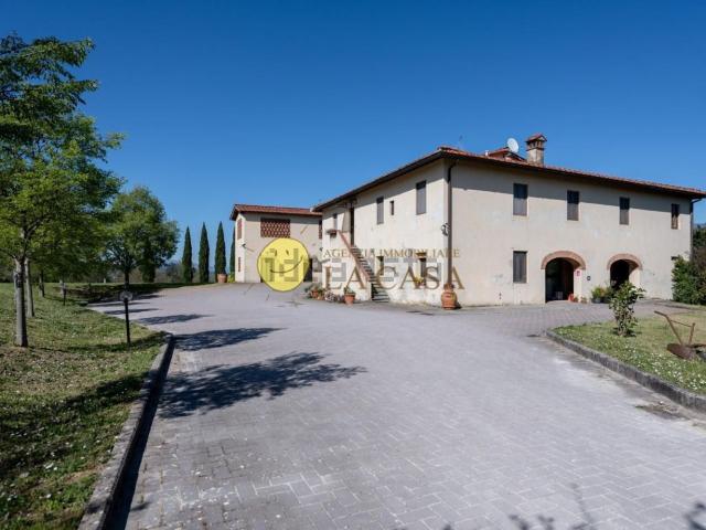 Rustici e casali in vendita di 460 m² in Località Tracolle