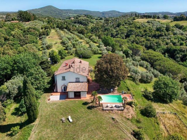 Rustici e casali in vendita di 462 m² in Località Le Valli, 22